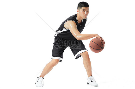 篮球运动员运球图片