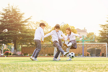 小学生操场踢足球高清图片