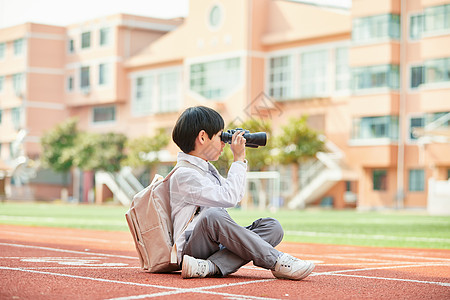 小学生在操场上拿望远镜观望背景