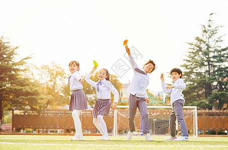 小学生演讲小学生一起扔纸飞机背景