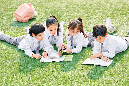 四个孩子小学生户外阅读背景