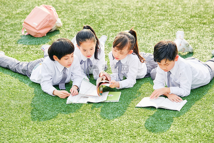 小学生户外阅读图片