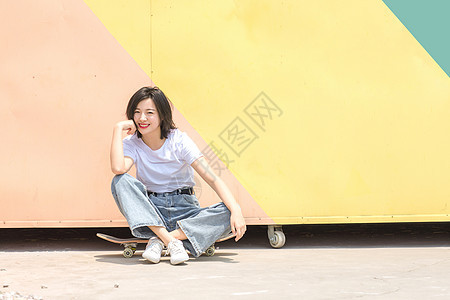 活力女性坐滑板背景图片