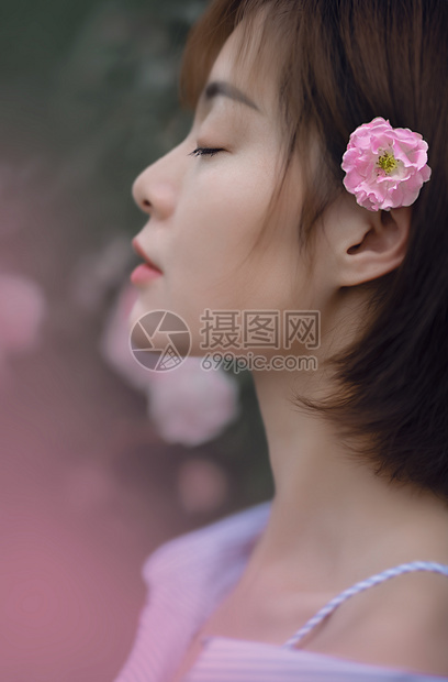 蔷薇花与美女图片