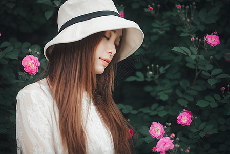 女性与花蔷薇花与美女背景