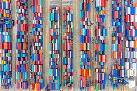 俯瞰港口整齐有序的集装箱背景图片