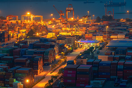 港口码头的集装箱夜景背景图片