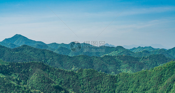 群山与蓝天图片