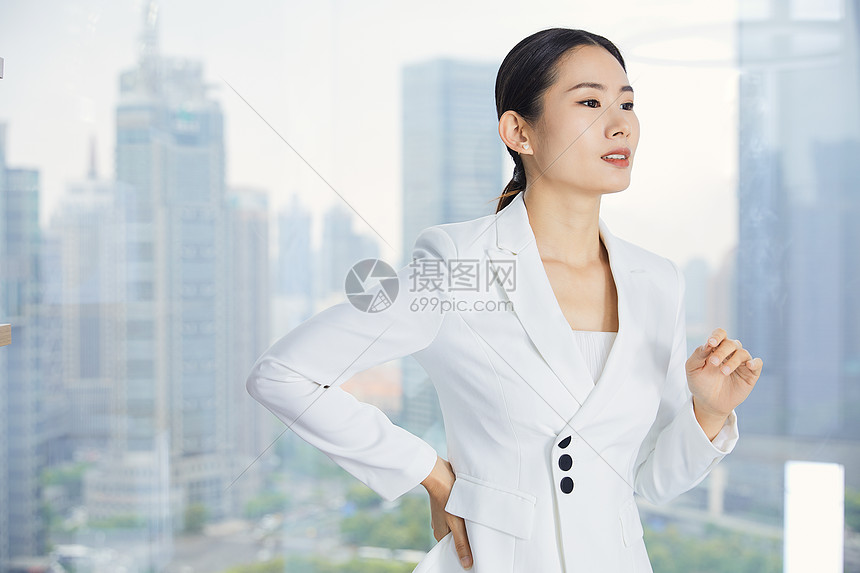职场女性腰痛图片