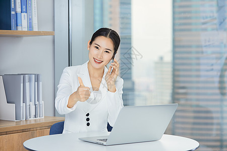 职场女性电话沟通高清图片