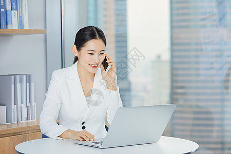 职场女性电话沟通高清图片