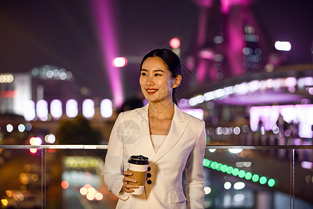 商务女性天桥喝咖啡图片