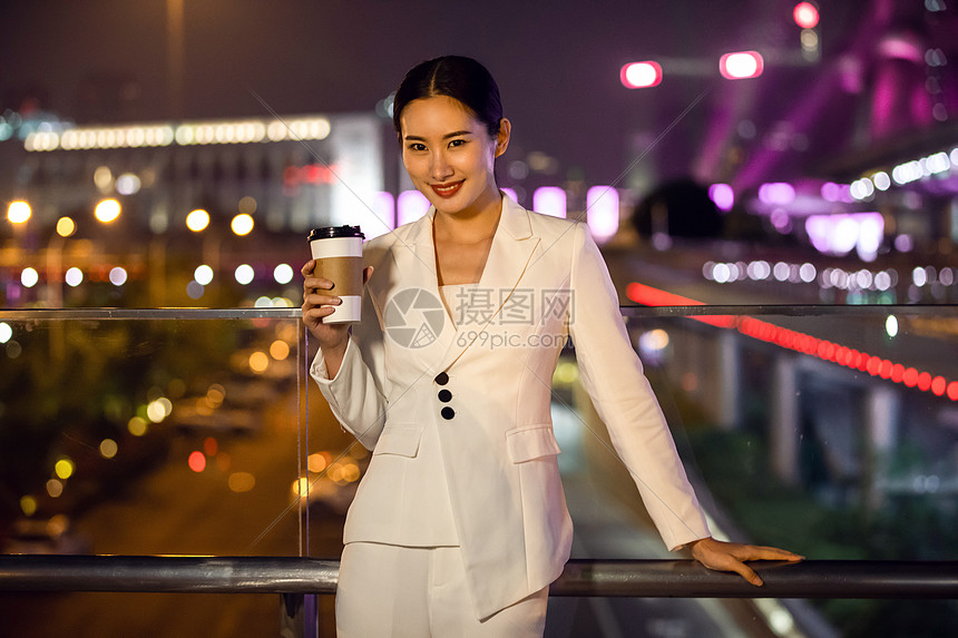 商务女性天桥喝咖啡图片