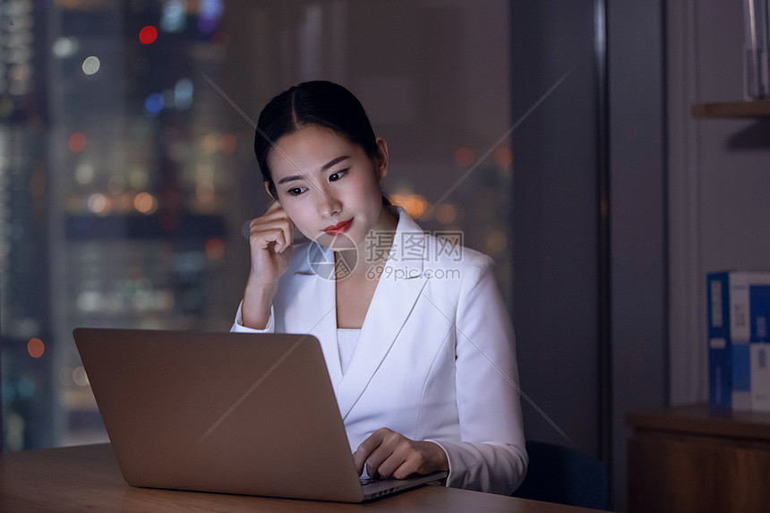 商务女士办公室加班图片