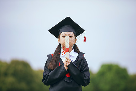 小学毕业生亲吻证书高清图片