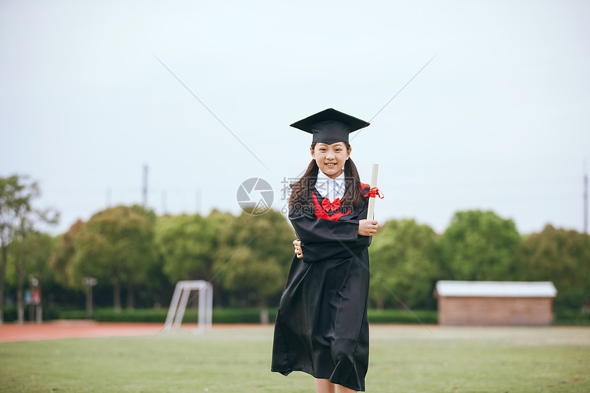 小学毕业生手拿证书 图片