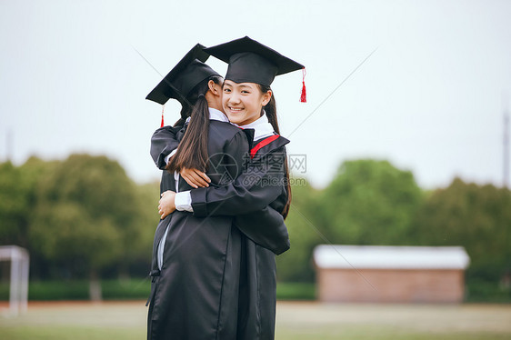 学生毕业拥抱告别图片