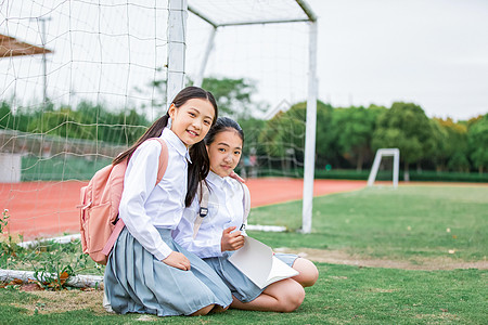 背着书包的学生小学生操场看书背景