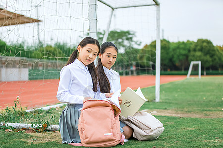 背着书包的学生小学生操场看书背景