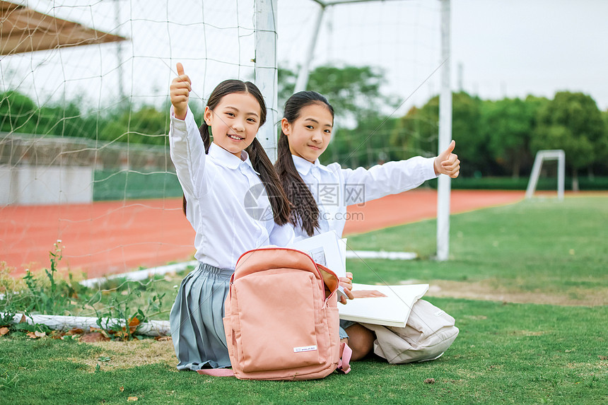 小学生操场看书图片