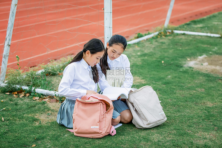 小学生操场看书图片