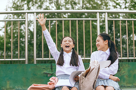 看书的女生小学生操场看书背景