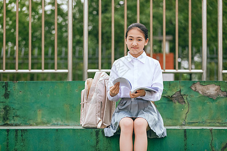 背着书包的学生小学生操场看书背景