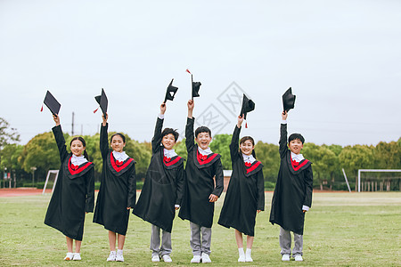 操场小学毕业生手举帽子背景