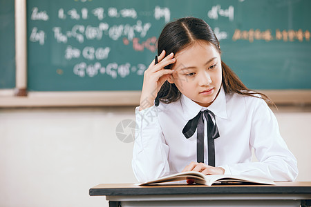 小学生课堂学习高清图片