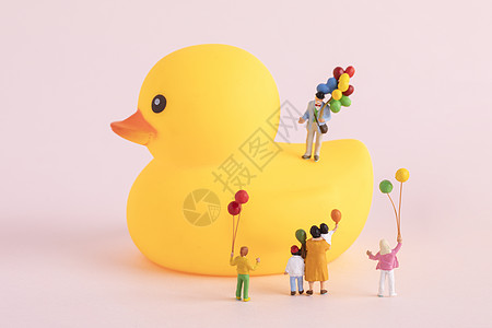 小黄鸭泳圈童年童趣创意微距小人背景