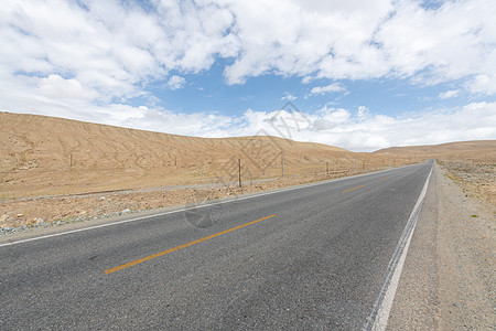 戈壁沙漠上的公路高清图片