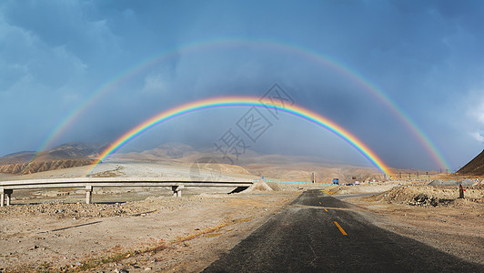 新疆戈壁公路上的双彩虹背景