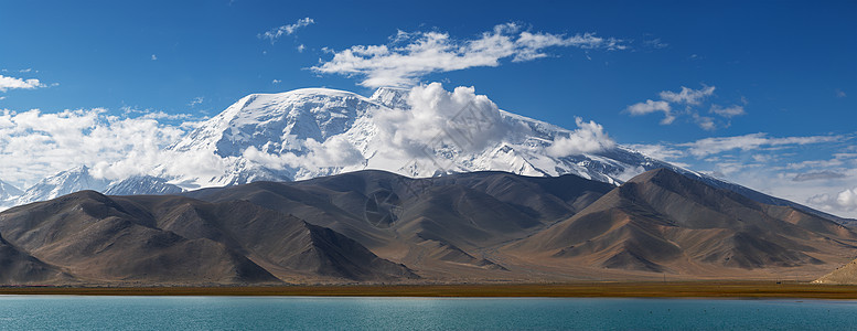 新疆戈壁南疆帕米尔高原上的慕士塔格峰背景