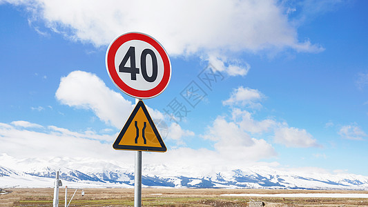 新疆雪山公路限速路标背景图片