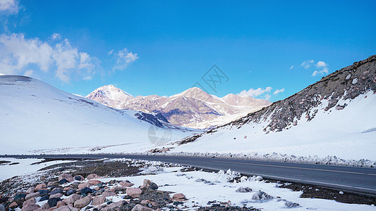 新疆雪山风光背景图片