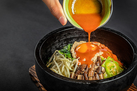 酱料坛五花肉石锅拌饭背景