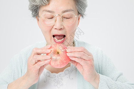 老人吃苹果图片