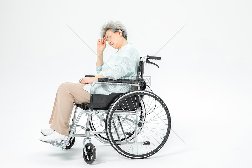 老人坐轮椅头疼图片