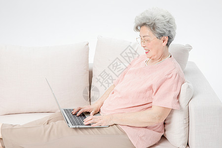 玩电脑的老人老人上网笔记本电脑背景