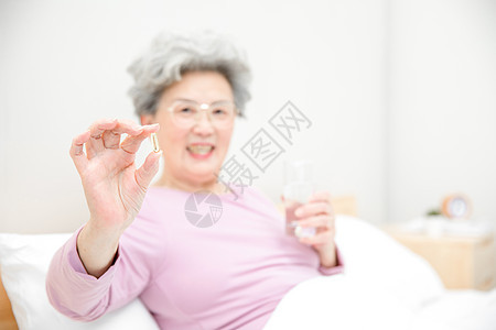 老人床上吃药背景图片