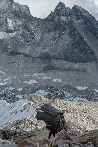 尼泊尔ebc途中的背夫背景图片