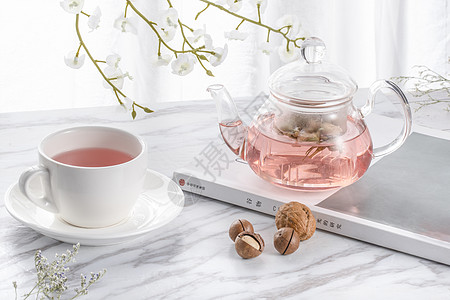 美容杂志玫瑰花茶与茶壶背景