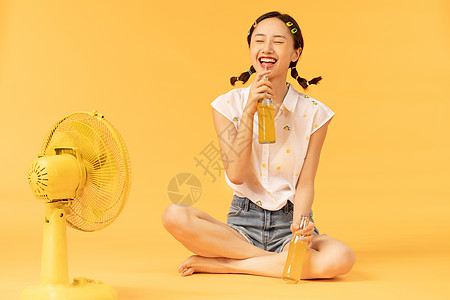 夏日美女喝汽水图片