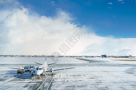 雪地上的飞机交通高清图片素材