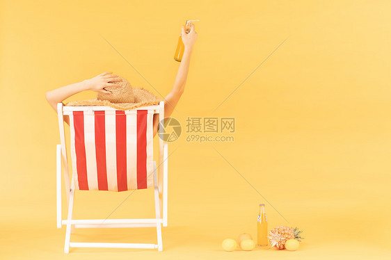 青年女子沙滩椅乘凉图片