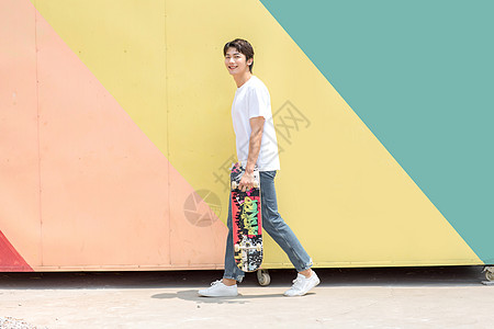 青年男性玩滑板活力男青年玩滑板背景