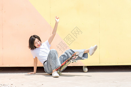潮流女模特活力女青年玩滑板背景