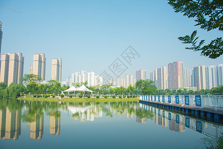 蓝天白云楼房仙女湖倒影城市建筑背景