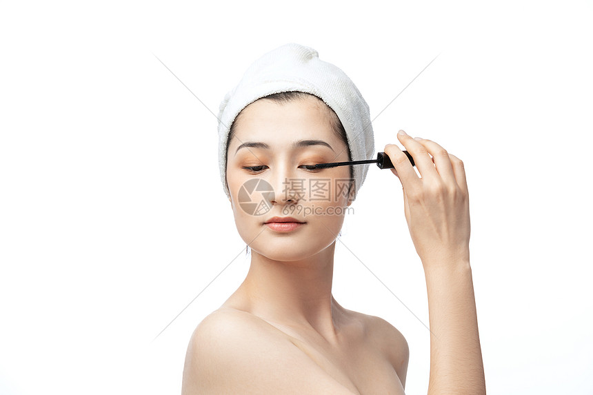 女性化妆刷睫毛膏图片