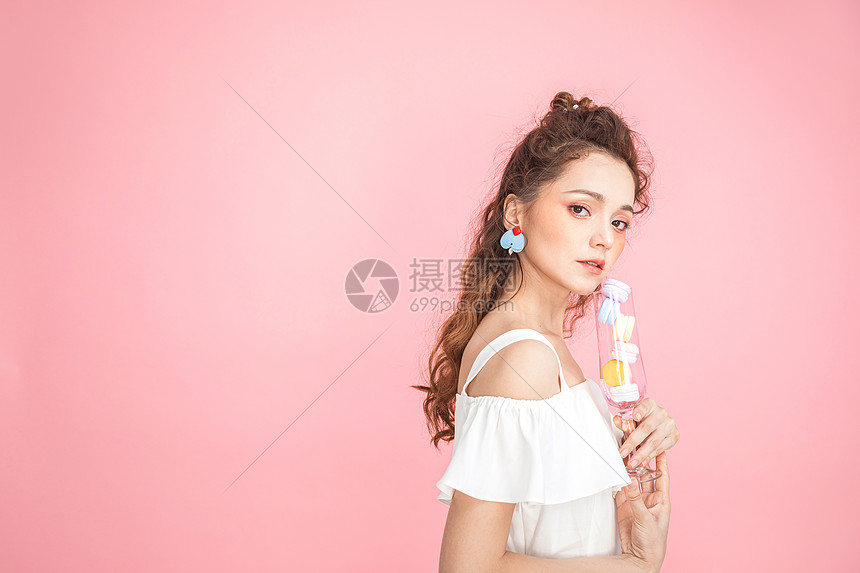 美妆少女手拿马卡龙图片